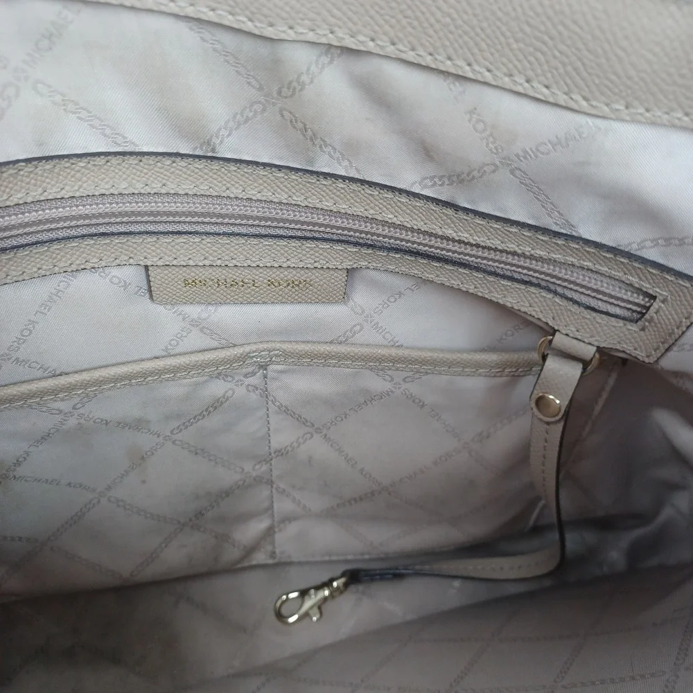Michael Kors Voyager East West Tote Bag Taupe Saffiano Leather Gold Hardware - Picture 8 of 16